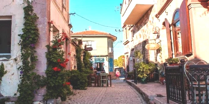 Alaçatı ve Bodrum'a rakip olacak: Taş evleri ve pırıl pırıl plajı ile harika bir rota, İzmir'e 2 saatlik uzakta!